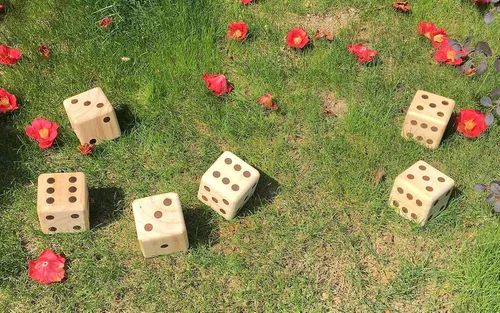 Vista 6 de Juego de dados gigantes de madera para patio, juegos de césped al aire libre para adultos y familia, madera de pino maciza de 3.5 pulgadas, juego