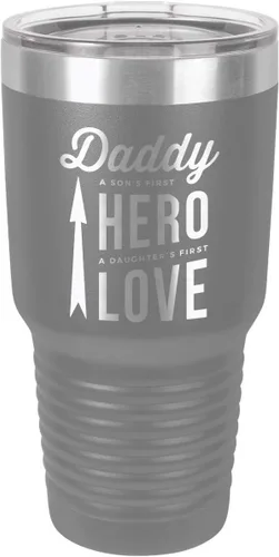 Vista 19 de DADDY SONS FIRST HERO DAUGHTERS FIRST LOVE BLACK Vaso de bebida de 30 onzas con popote y tapa superior deslizante Taza de viaje grabada con láser