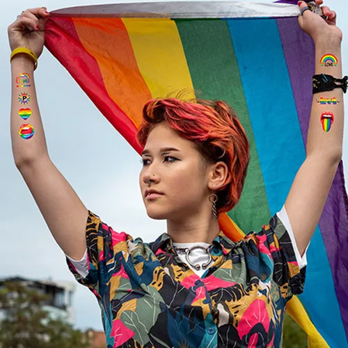 Vista 3 de 10 hojas de tatuajes temporales para el Día del Orgullo para hombres y mujeres, LGBT con estampado de bandera de arco iris, tatuajes falsos