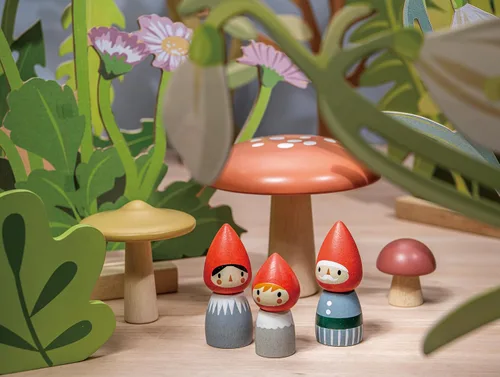 Vista 6 de Tender Leaf Toys - Familia de gnomos del bosque - Juego imaginativo de madera maciza de 8 piezas, decoración de guardería - Promueve la creatividad