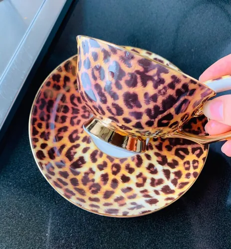 Vista 3 de YBK Tech - Juego de tazas y platillos de porcelana estilo europeo, taza de café de cerámica para el hogar, cocina, boda (patrón de leopardo)