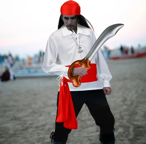 Vista 6 de Juego de 9 piezas de disfraz de pirata para adulto, medieval, renacentista, camisa vikinga, bandana, cinturón y pantalones para Halloween y cosplay