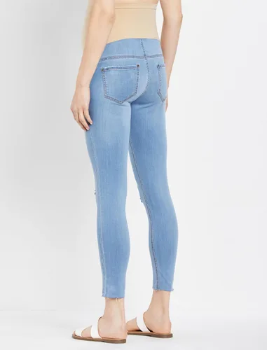 Vista 3 de Motherhood Maternity Jeans ajustados para mujer, súper elásticos, con ajuste secreto sobre el vientre, longitud hasta el tobillo, color azul índigo