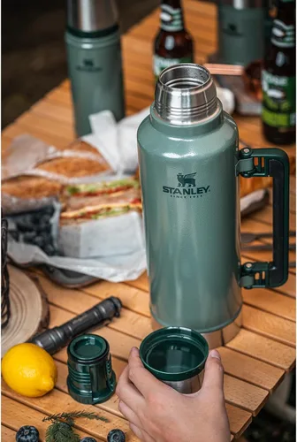 Vista 5 de Stanley Botella Térmica Clásica Legendaria al Vacío 2.5 qt Boca Ancha con Tapa de Taza a Prueba de Fugas Mantiene las Bebidas Calientes o Frías