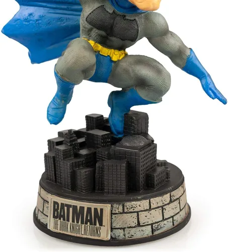 Vista 2 de Exclusivo Batman Bobblehead Cuenta con Batman en una pose de superhéroe Diseño de resina de 8 pulgadas