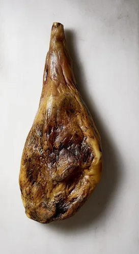 Vista 4 de MARCOS SALAMANCA Cerdo Ibérico Criado en Pastura Hueso Ibérico de Bellota Curado en Seco/Paleta 100% Ibérico de Bellota D.O Guijuelo