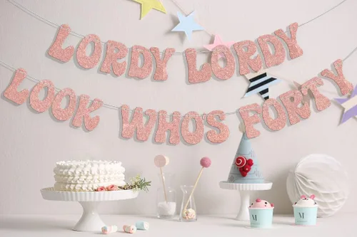 Vista 4 de Cartel de Lordy Lordy Look Who's Forty, decoraciones de feliz cumpleaños 40, divertida decoración de fiesta de cuarenta cumpleaños, suministros