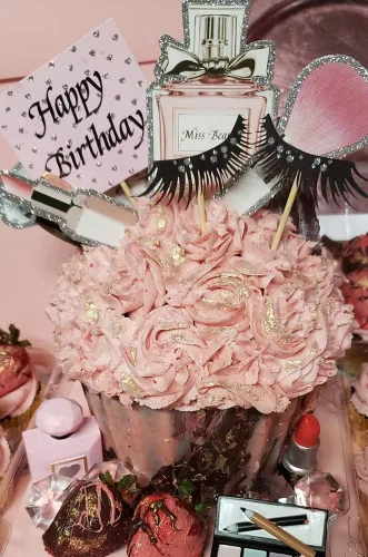 Vista 2 de 35 piezas impresas de maquillaje para cumpleaños, cupcakes, pestañas de diamante, pintalabios, palillos de cupcakes, perfumes, alimentos