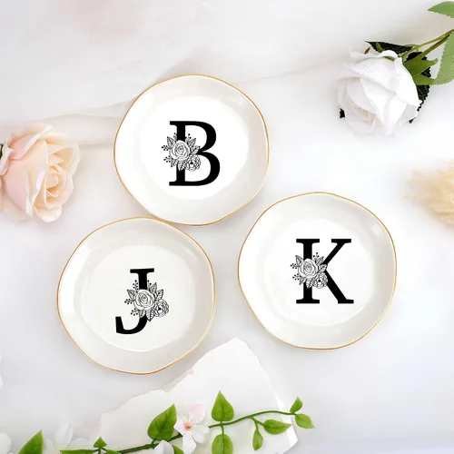 Vista 4 de JoycuFF Bandeja de cerámica con inicial M para joyas, regalos de novia para dama de honor, cumpleaños, compromiso, mejor amiga, mamá, abuela