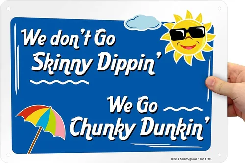 Vista 2 de SmartSign Cartel de metal divertido para piscina, con texto en inglés "We Don't Go Skinny Dippin' We Go Chunky Dunkin'" de 10 x 14 pulgadas