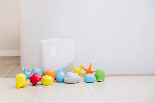 Vista 4 de Ubbi Set de regalo esencial para el tiempo del baño del bebé, recipiente de juguete de baño con drenaje de pie, apto para lavavajillas, blanco