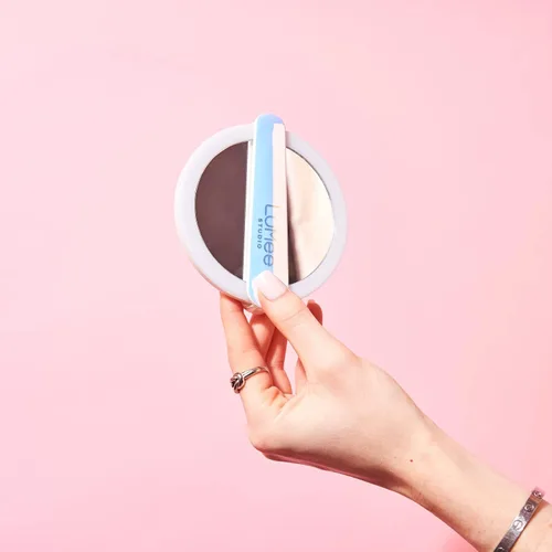 Vista 8 de Lumee Espejo de maquillaje iluminado – Espejo redondo con luz LED con batería recargable, mango plegable, espejo de mano portátil compacto