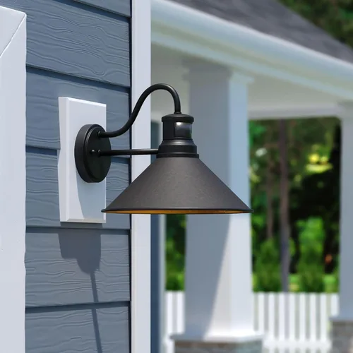 Vista 2 de VAXCEL Outland - Lámpara de pared rústica con sensor de movimiento para porche o patio, linterna de pared de cuello de cisne al aire libre