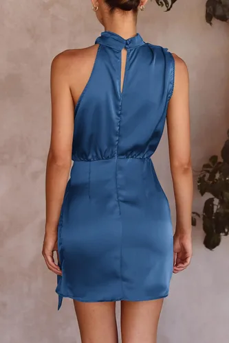 Vista 5 de PRETTYGARDEN Vestido corto formal de satén para mujer, sin mangas, cuello alto falso, lazo en la cintura, vestidos de cóctel