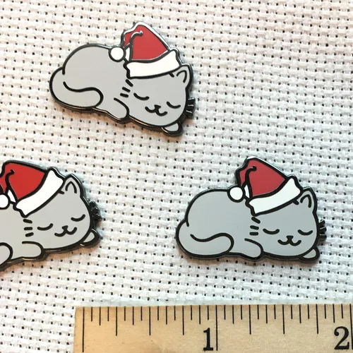 Vista 6 de Sleepy Christmas Kitty en Santa Hat Magnético Esmalte Aguja Minder