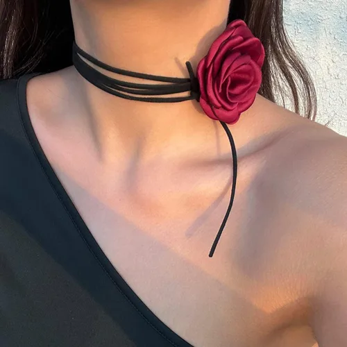 Vista 4 de Caiyao Gargantilla de flores de rosa para mujer, diseño de cordones, gargantilla floral de terciopelo en negro, rojo y azul, perfecto para bodas