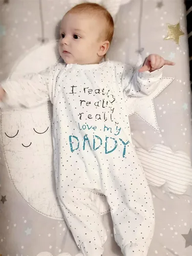 Vista 4 de KuKitty Mameluco con estampado de letras para bebés y niñas