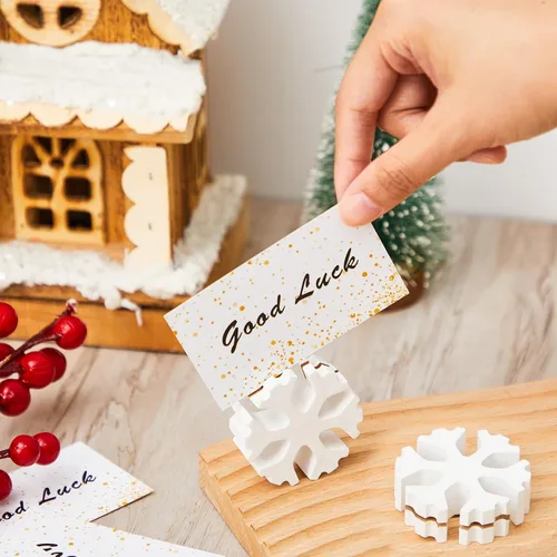 Vista 5 de Kigley 24 portatarjetas de Navidad con diseño de copo de nieve de 2.17 pulgadas, soporte de números de mesa de madera de Navidad con copo de nieve