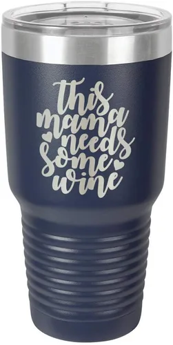 Vista 15 de Taza de viaje con texto en inglés "This Mama NEEDS SOME WINE 30oz con pajita grabada con láser, con divertidas citas en comparar con Yeti Rambler
