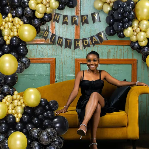 Vista 7 de Paquete de 50 globos de látex metálicos negros y dorados de 12 pulgadas con 1 rollo de cinta para decoración de cumpleaños, graduación, celebración
