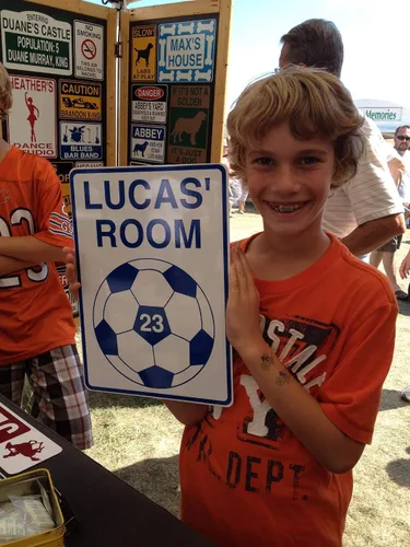 Vista 3 de Letrero personalizado para sala de fútbol, decoración de pared de fútbol con nombre personalizado para niños, letrero de fútbol de aluminio
