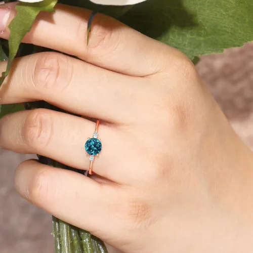 Vista 5 de Gem Stone King Anillo de compromiso de oro rosa de 10 quilates con topacio azul Londres y zafiro blanco creado para mujer