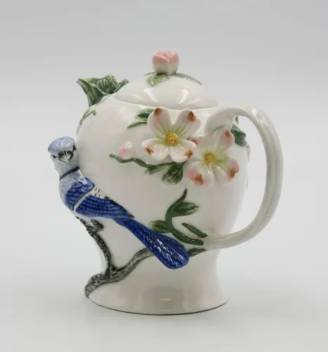 Vista 4 de Tetera de porcelana fina azul Jay Bird con diseño de flores de cornejo, 7 pulgadas de largo
