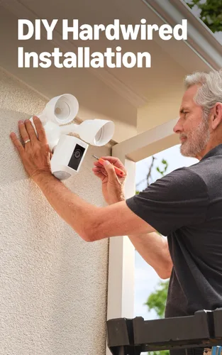 Vista 6 de Cámara con reflector cableada Ring Plus: seguridad en exteriores para tu casa o negocio con video HD de 1080p activado por movimiento y reflectores