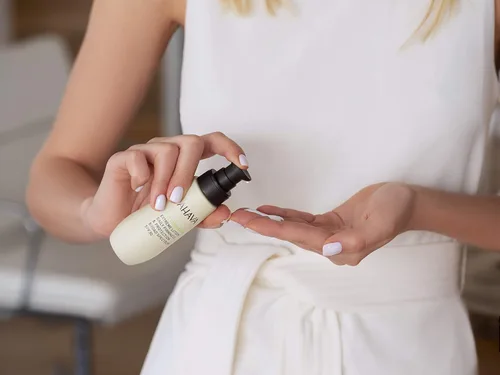 Vista 6 de AHAVA Extreme Lotion Daily Firmness & Protection, Broad Spectrum SPF30, ligera, hidratante, hidratación durante todo el día y protección UVA/B