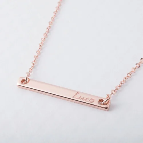 Vista 2 de Petite Boutique Collar de barra con nombre chapado en oro de 16 quilates, grabado a máquina, collar personalizado para boda, graduación