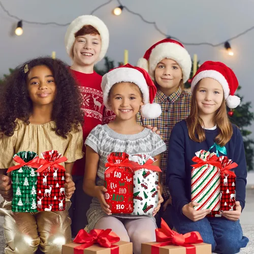 Vista 4 de Funrous 50 Piezas Bolsas de Navidad con Cordón Bolsas de Regalo de Plástico con Cordón de Navidad Bolsa de Dulces a Cuadros de Búfalo de Navidad