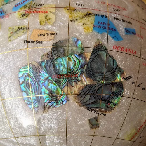 Vista 5 de GLOBO DE PIEDRAS DE MADRE NÁCARLA DE 14" con soporte dorado
