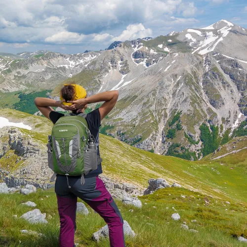 Vista 7 de Mochila de senderismo de 30 L, ligera, mochila de viaje pequeña para hombres y mujeres, para acampar al aire libre, mochilero, verde militar
