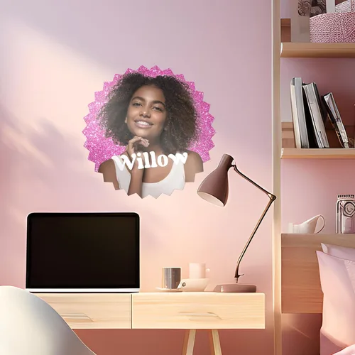 Vista 3 de Selfie Wall Decor Famous Pink Doll I Personalize Your Wall Decal para decoración de habitación con tu foto y nombre I Decoración de habitación rosa