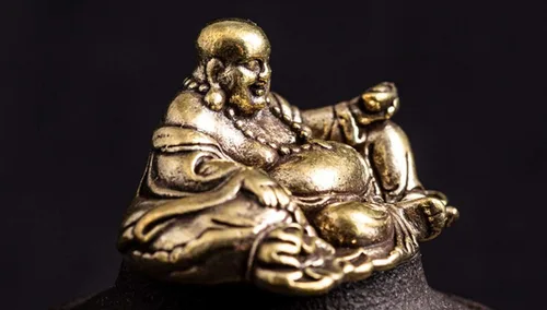 Vista 2 de DMtse Mini adornos de estatua de Buda sonriente y sentada de latón trae paz y prosperidad decoración