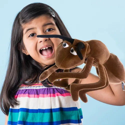 Vista 3 de Playful Minds Living Puppets - Addie the Ant - Marioneta de peluche de 14 pulgadas para niños, marioneta suave hecha a mano con boca y cabeza