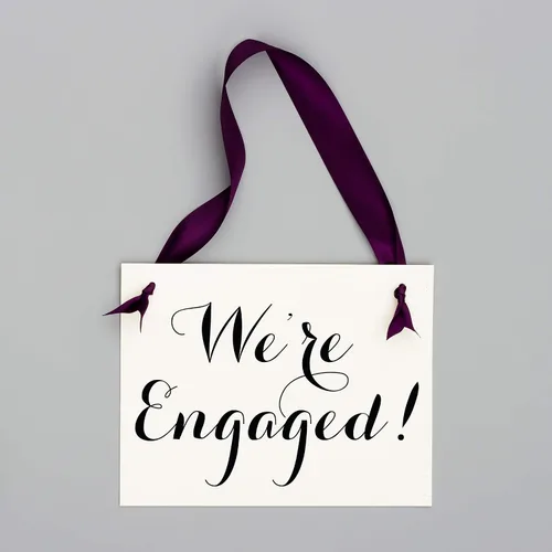 Vista 5 de Letrero de compromiso con texto en inglés «We're Engaged» Cartel de anuncio de propuesta para compromiso Negro + morado real