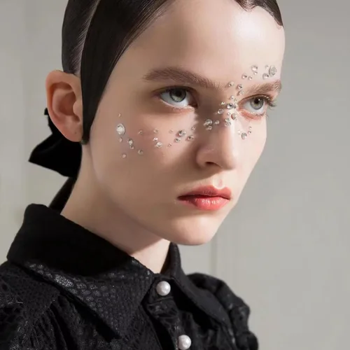 Vista 6 de NOOEPC Joyas para el cabello, gemas autoadhesivas transparentes para el cabello, accesorios para el cabello de graduación, calcomanías