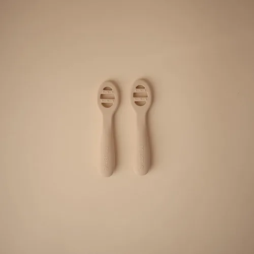 Vista 3 de mushie Cucharas de silicona para bebés de primera alimentación Paquete de 2 (rubor/arena cambiante)