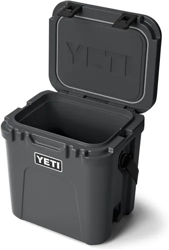 Vista 3 de YETI Roadie 24 2.0 - Enfriador duro con correa de hombro DoubleDuty y tapón de drenaje Carbón