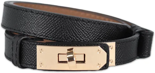 Vista 450 de Cinturón de cuero clásico con hebilla de metal para mujer con vestido de jeans