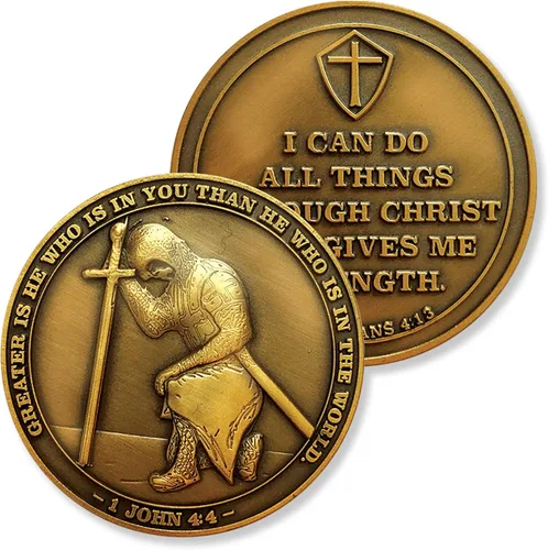 Vista 2 de The Task Ahead Coin, paquete a granel de 10, I Can Do All Things, monedas de desafío, chapado en oro antiguo, con un caballero templario arrodillado
