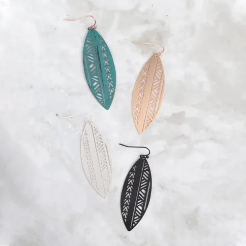 Vista 2 de Aretes bohemios delicados y metálicos ligeros con recortes Filigrana madera pétalo hoja, árbol de la vida ganchos colgantes