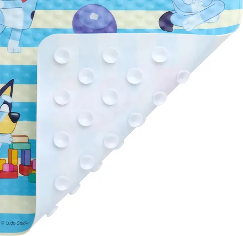 Vista 3 de Alfombra de baño Bluey para niños, niños pequeños y bebés, de 15.5 por 22 pulgadas, antideslizante, alfombrilla de baño con ventosas, lavable a