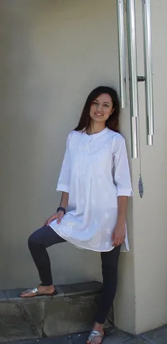Vista 4 de Ayurvastram - Blusa estilo túnica bordada a mano de algodón puro parte superior Kurti