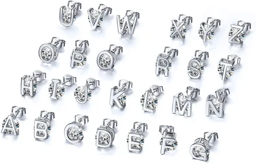 Vista 4 de ChicSilver Aretes pequeños con inicial para mujer, plata de ley 925 con circonita cúbica, hipoalergénicos (con caja de regalo)