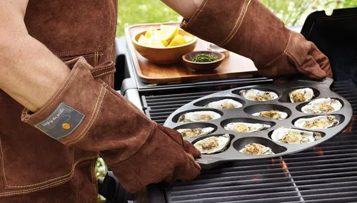 Vista 3 de Outset 76225 - Sartén de hierro fundido para ostras, 12 cavidades, color negro Grill & Serve Oysters In One Pan 12 Capacity Oyster Tray & Plate