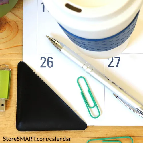 Vista 2 de StoreSMART® - Esquinas para calendario, plástico negro, PE1336DBK (paquete de 4)