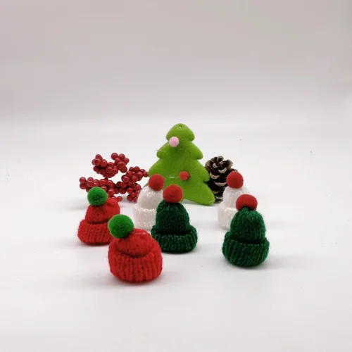 Vista 7 de LUOZZY 6 piezas de mini sombrero de punto de Navidad y bufanda de Navidad mini sombrero para manualidades tema de Navidad DIY para muñeca, botella
