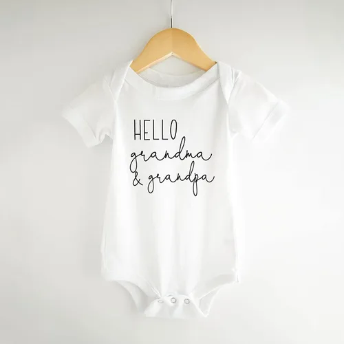 Vista 2 de Bump and Beyond Designs Regalos de anuncio de embarazo de Hello Grandma and Grandpa